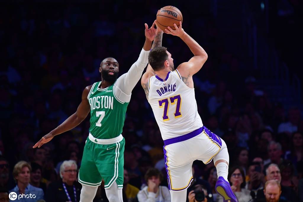 杰伦布朗32+8+7 东契奇25分詹姆斯20分湖人负绿军